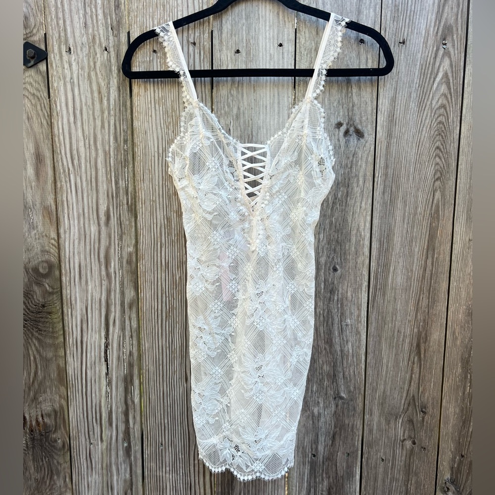 VICTORIAS SECRET Elegant Off White Floral Lace Nightgown Women’s X Small NWT